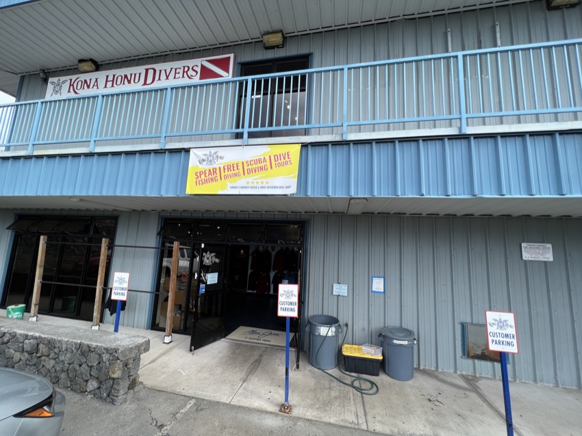outside entrance of Kona Honu Divers dive shop kona